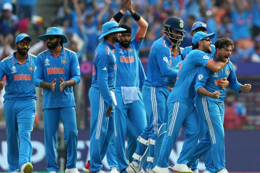 এ বারের বিশ্বকাপে পাকিস্তানের মনোবল বড় ধাক্কা খায় ভারতের কাছে হেরে। মাত্র ১৯১ রানে শেষ হয়ে যায় পাকিস্তান। ১১৭ বল বাকি থাকতে মাত্র ৩ উইকেট হারিয়ে লক্ষ্যে পৌঁছে যায় রোহিত শর্মার দল। রোহিত ৬৩ বলে ৮৬ রান করেন। যশপ্রীত বুমরা ৭ ওভারে মাত্র ১৯ রান দিয়ে ২ উইকেট নেন।