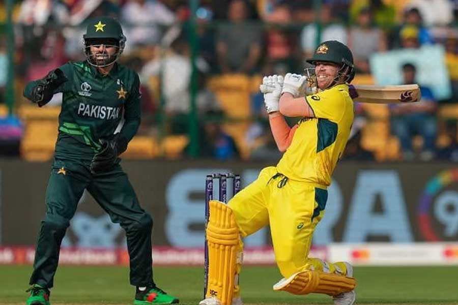 পরের ম্যাচে পাকিস্তানকে হারিয়ে দেয় অস্ট্রেলিয়া। ডেভিড ওয়ার্নারের ১২৪ বলে ১৬৩ রানের সুবাদে অস্ট্রেলিয়া ৩৬৭ রান তোলে। পাকিস্তানের ইনিংস ৩০৫ রানে শেষ হয়ে যায়।