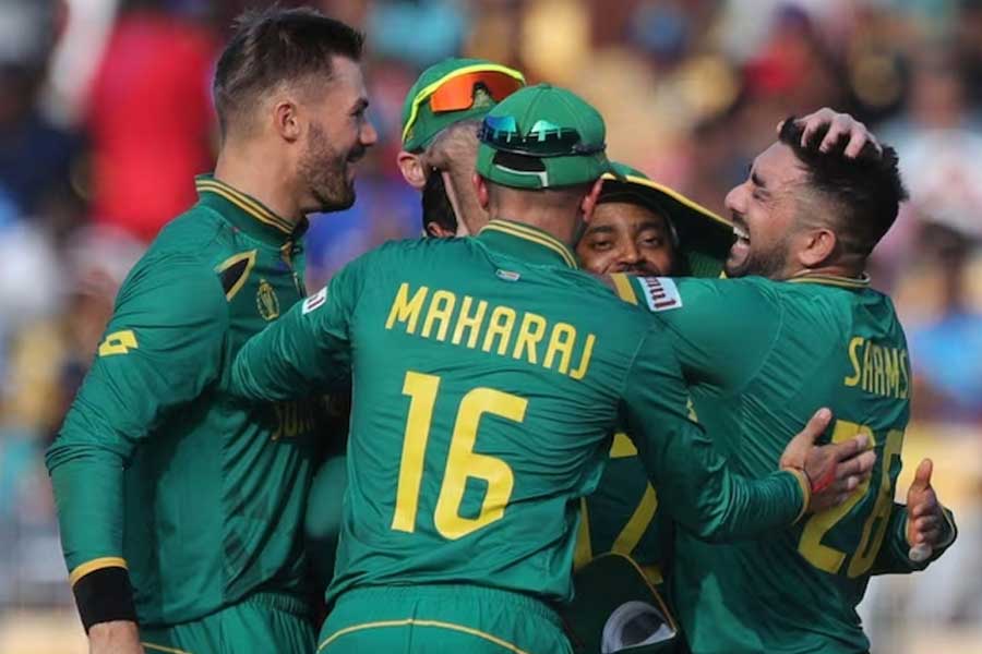 দক্ষিণ আফ্রিকার বিরুদ্ধে জেতা ম্যাচ হাতছাড়া করে পাকিস্তান। ২৭১ রানের লক্ষ্য ছিল দক্ষিণ আফ্রিকার সামনে। ১ উইকেট বাকি থাকতে জিতে যায় তারা। ২৫০ রানে ৮ উইকেট পড়ে গিয়েছিল দক্ষিণ আফ্রিকার। সেখান থেকে ম্যাচ বার করে নেয় টেম্বা বাভুমার দল।