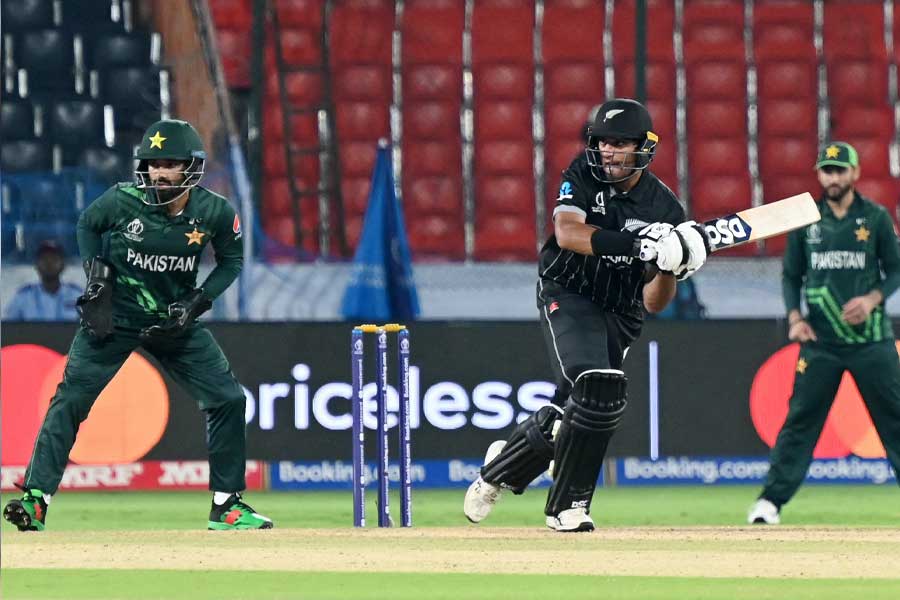 পরের দু’টি ম্যাচে জিতে প্রতিযোগিতায় ফিরে আসে পাকিস্তান। তারা হারিয়ে দেয় বাংলাদেশ এবং নিউ জ়িল্যান্ডকে। অঙ্কের বিচারে শেষ চারে যাওয়ার একটা আশা তৈরি হয় পাকিস্তানের।