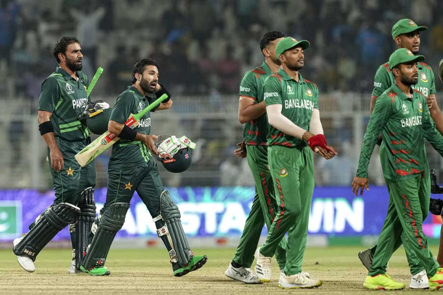 বাংলাদেশকে বড় ব্যবধানে হারিয়ে নেট রানরেট অনেকটাই ভাল করে পাকিস্তান। ১০৫ বল বাকি থাকতে ৭ উইকেটে জেতে তারা। ফখর জামান ৭৪ বলে ৮১ রান করেন। শাহিন আফ্রিদি ও মহম্মদ ওয়াসিম ৩টি করে উইকেট নেন।