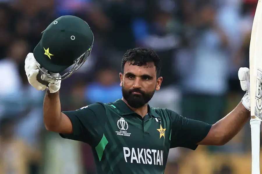 নিউ জ়িল্যান্ডের কাছে হারলেই বিশ্বকাপ থেকে ছুটি হয়ে যেত পাকিস্তানের। কিন্তু বৃষ্টিবিঘ্নিত ম্যচে পাকিস্তান ২১ রানে জেতে। ৪০১ রান করেও হেরে যেতে হয় দক্ষিণ আফ্রিকাকে।