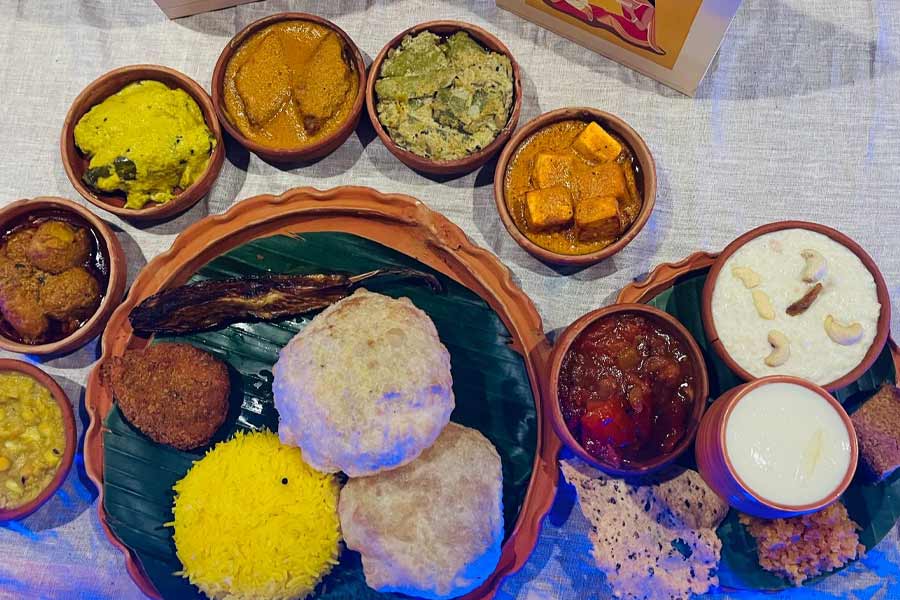 সম্পন্ন ক্যাফের বাঙালি থালি।