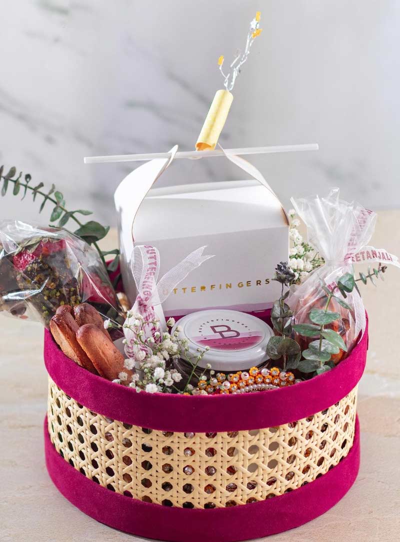 বিভিন্ন রকম কেক দিয়ে সাজানো হ্যাম্পার পাওয়া যাবে বাটারফিঙ্গার্‌স বাই প্রীতাঞ্জলিতে।