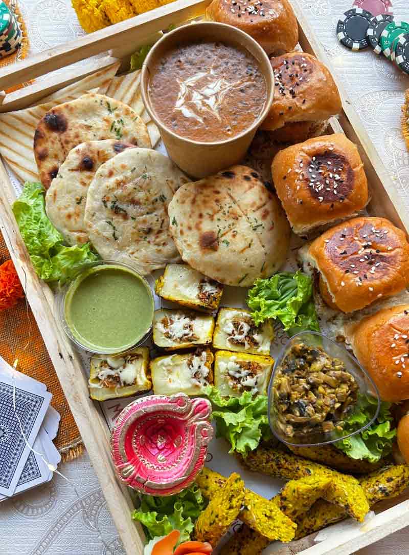 নানা ধরনের মেনুতে সাজানো লা ম্যাকারিও ক্যাফের প্ল্যাটার।