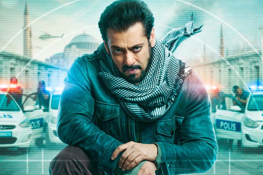 বলিপাড়া সূত্রে খবর, অক্টোবর মাসের শেষের দিকেই নাকি ‘টাইগার ৩’কে অনুমতিপত্র দিয়েছিল ‘সেন্সর বোর্ড অফ ফিল্ম সার্টিফিকেশন’ (সিবিএফসি)। কিন্তু প্রথম বার সেন্সর বোর্ডের অনুমতিপত্র পাওয়ার পর প্রযোজনা সংস্থার তরফে দ্বিতীয় বার সেন্সর বোর্ডের কাছে ছবিটি পাঠানো হয়। 