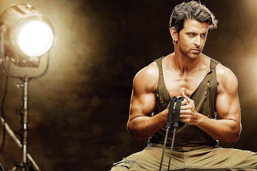 কানাঘুষো শোনা যায়, ‘টাইগার ৩’ ছবির শুটিং চলাকালীনও নাকি বার বার হৃতিককে রাজি করানোর চেষ্টা করেন আদিত্য। কিন্তু হৃতিক এই ছবির জন্য নাকি সময় বার করে উঠতে পারছিলেন না। শেষ পর্যন্ত হৃতিককে ছাড়াই ছবির শুটিংয়ে দাঁড়ি টানেন আদিত্য।