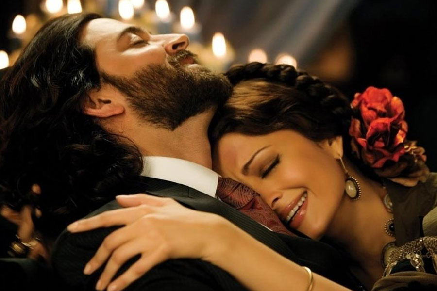 ২০১০ সালে সঞ্জয় লীলা ভন্সালীর পরিচালনায় প্রেক্ষাগৃহে মুক্তি পায় ‘গুজ়ারিশ’ ছবিটি। এই ছবিতে হৃতিকের বিপরীতে অভিনয় করেন ঐশ্বর্যা রাই বচ্চন।