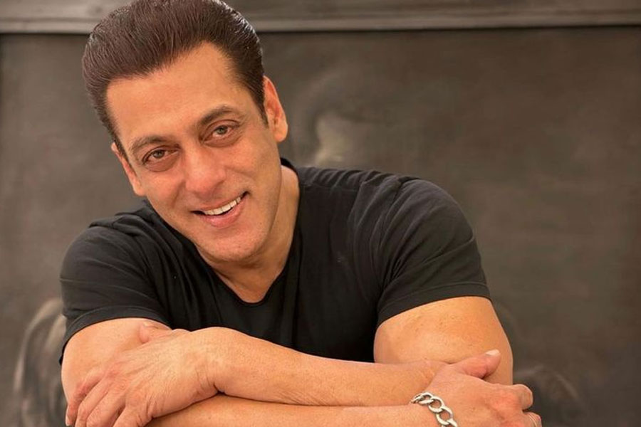 ‘গুজ়ারিশ’ ছবিটি বক্স অফিসে তেমন ব্যবসা করতে পারেনি। এই ছবি নিয়েই সলমন বলেছিলেন, ‘‘আরে ওখানে তো মাছি উড়ছিল। কোনও মশাও ছবিটি দেখতে যায়নি। একটি কুকুরও যায়নি।’’