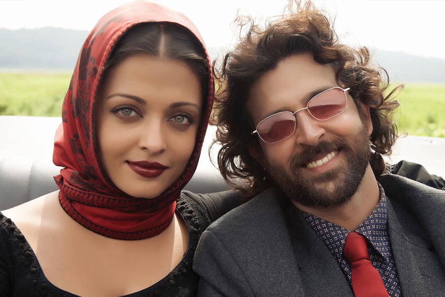 বলিপাড়ার একাংশের দাবি, ‘গুজ়ারিশ’ ছবিতে হৃতিকের সঙ্গে সলমনের প্রাক্তন প্রেমিকা ঐশ্বর্যা অভিনয় করেছিলেন বলেই এমন মন্তব্য করেছিলেন সলমন। তবে সলমনের কথা শুনে আঘাত পেয়েছিলেন হৃতিক।