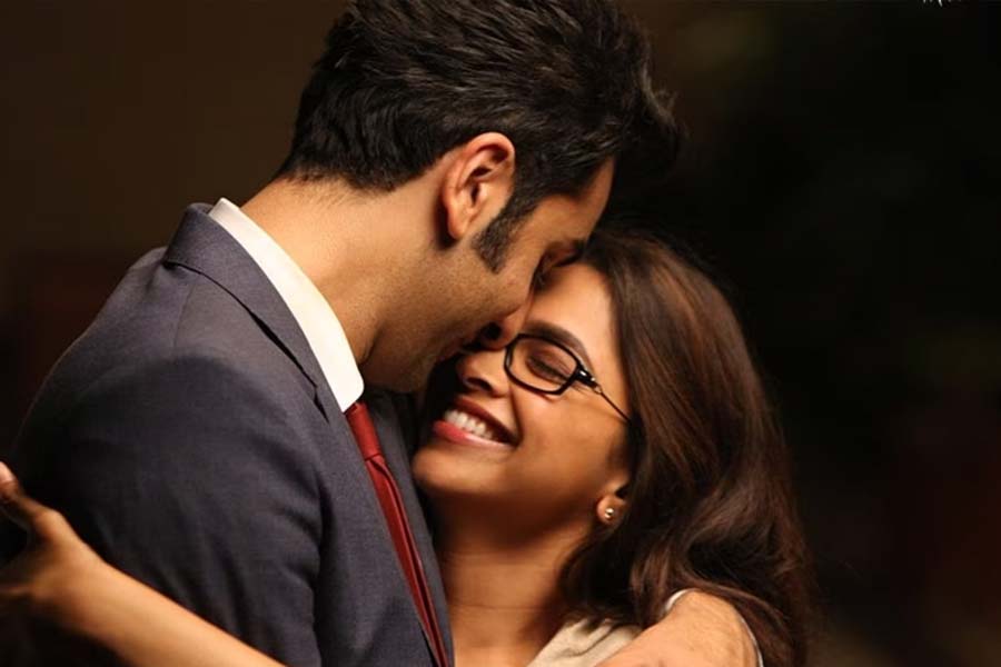 ২০১৩ সালে মুক্তিপ্রাপ্ত ‘ইয়ে জওয়ানি হ্যায় দিওয়ানি’ মুক্তির পর বক্স অফিসে ‘ব্লকবাস্টার’ ছবির তকমা পায়। রণবীর কপূরের বিপরীতে এই ছবিতে অভিনয় করতে দেখা যায় বলি অভিনেত্রী দীপিকা পাড়ুকোনকে।