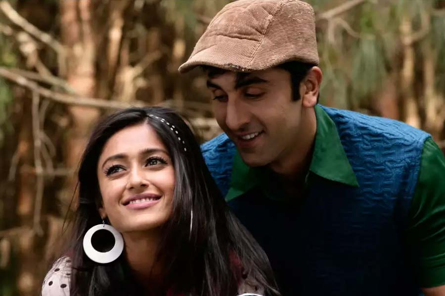 ‘বরফি!’ ছবিতে শ্রুতির চরিত্রে অভিনয় করতে দেখা যায় ইলিয়ানাকে। বলিপাড়া সূত্রে খবর, এই চরিত্রের জন্য প্রথমে ক্যাটরিনাকে পছন্দ করা হয়েছিল। কিন্তু এই ছবিতে অভিনয়ের প্রস্তাব খারিজ করে দেন অভিনেত্রী।