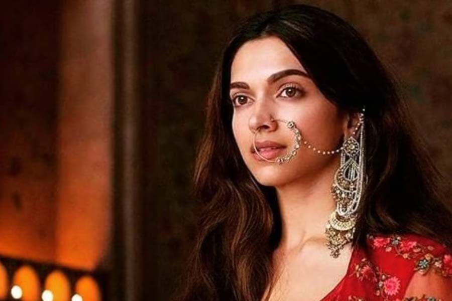 কিন্তু ক্যাটরিনা, ঐশ্বর্যা এবং রানি— তিন অভিনেত্রীই প্রস্তাব ফিরিয়ে দিলে শেষ পর্যন্ত দীপিকা ‘বাজিরাও মস্তানি’ ছবিতে অভিনয়ের জন্য রাজি হন।