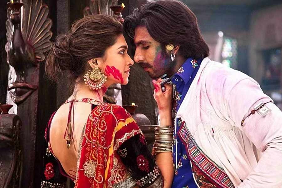 ২০১৩ সালে সঞ্জয় লীলা ভন্সালীর পরিচালনায় প্রেক্ষাগৃহে মুক্তি পায় ‘গোলিয়ো কি রাসলীলা রাম-লীলা’ ছবিটি। এই ছবিতে রণবীর সিংহ এবং দীপিকা পাড়ুকোনের জুটি দর্শকমনে জায়গা করে নেয়।