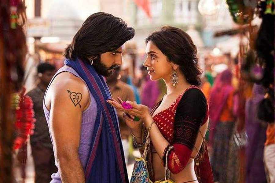 বলিপাড়া সূত্রে খবর, ‘গোলিয়ো কি রাসলীলা রাম-লীলা’ ছবির শুটিং চলাকালীনই রণবীর এবং দীপিকার সম্পর্ক দানা বাঁধে। কানাঘুষো শোনা যায়, লীলা চরিত্রের জন্য ছবিনির্মাতারা প্রথমে ক্যাটরিনাকে প্রস্তাব দিয়েছিলেন। ক্যাটরিনা সেই প্রস্তাব ফিরিয়ে দিলে দীপিকা এই ছবিতে অভিনয়ের জন্য রাজি হন।