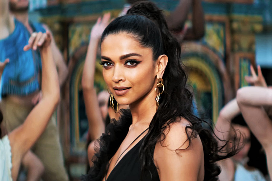 সাম্প্রতিককালে বলিপাড়ায় উপার্জনের নিরিখে অভিনেত্রীদের তালিকায় প্রথম সারিতে রয়েছেন দীপিকা পা়ড়ুকোন। ‘পাঠান’ বা ‘জওয়ান’-এর অ্যাকশন ঘরানার ছবি হোক বা ‘বাজিরাও মস্তানি’, ‘পদ্মাবত’-এর মতো ঐতিহাসিক ঘরানার ছবি— দীপিকার কেরিয়ারে হিট ছবির সংখ্যা নেহাত কম নয়।