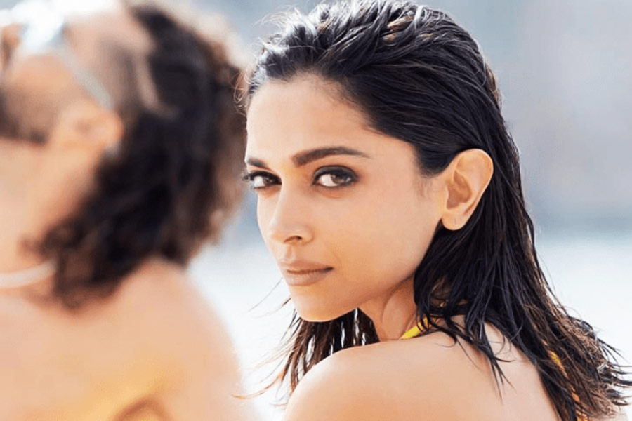 বলিপা়ড়ার অন্দরমহল সূত্রে খবর, ‘সুলতান’ ছবির অভিনেত্রী হিসাবে অনুষ্কা নন বরং দীপিকাকে প্রথম পছন্দ করেছিলেন ছবিনির্মাতারা। কিন্তু সেই সময় অন্য ছবির শুটিং নিয়ে ব্যস্ত থাকায় ‘সুলতান’ ছবিতে অভিনয়ের প্রস্তাব খারিজ করে দেন অভিনেত্রী।