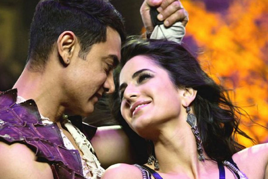 ২০১৩ সালে যশরাজ ফিল্মসের প্রযোজনায় প্রেক্ষাগৃহে মুক্তি পায় ‘ধুম ৩’। এই ছবিতে দ্বৈতচরিত্রে অভিনয় করেছিলেন আমির খান। আমিরের বিপরীতে এই ছবিতে আলিয়ার চরিত্রে অভিনয়ের প্রস্তাব দেওয়া হয়েছিল দীপিকাকে।