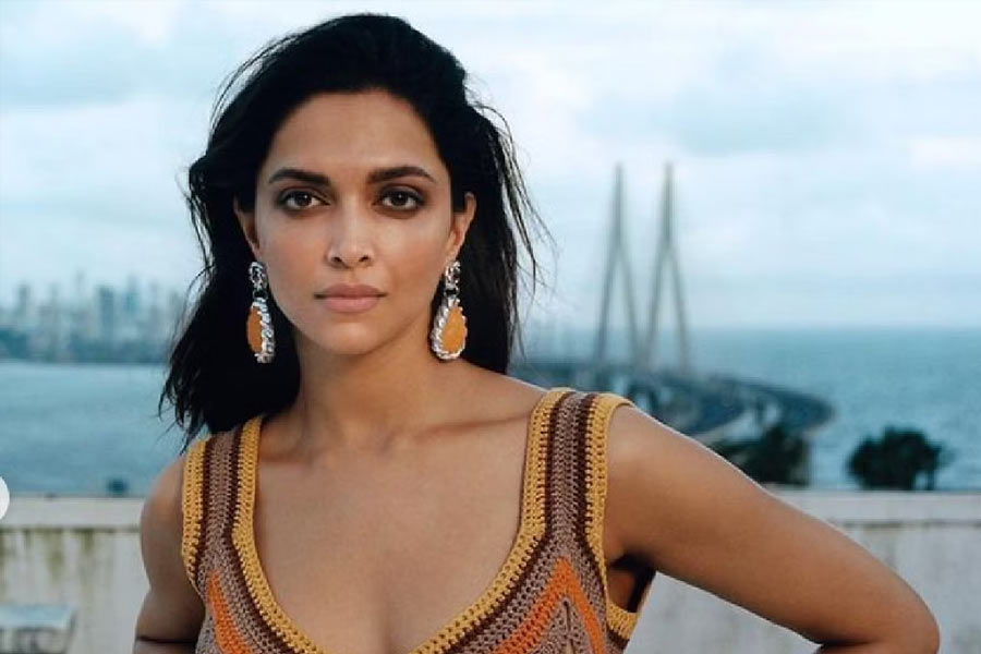 বলিপাড়া সূত্রে খবর, অন্য ছবির শুটিং নিয়ে ব্যস্ত থাকায় ‘ধুম ৩’-এর জন্য সময় বার করতে পারেননি দীপিকা। তার পরিবর্তে ক্যাটরিনাকে প্রস্তাব দেওয়া হলে তিনি এই ছবিতে অভিনয় করতে রাজি হন।