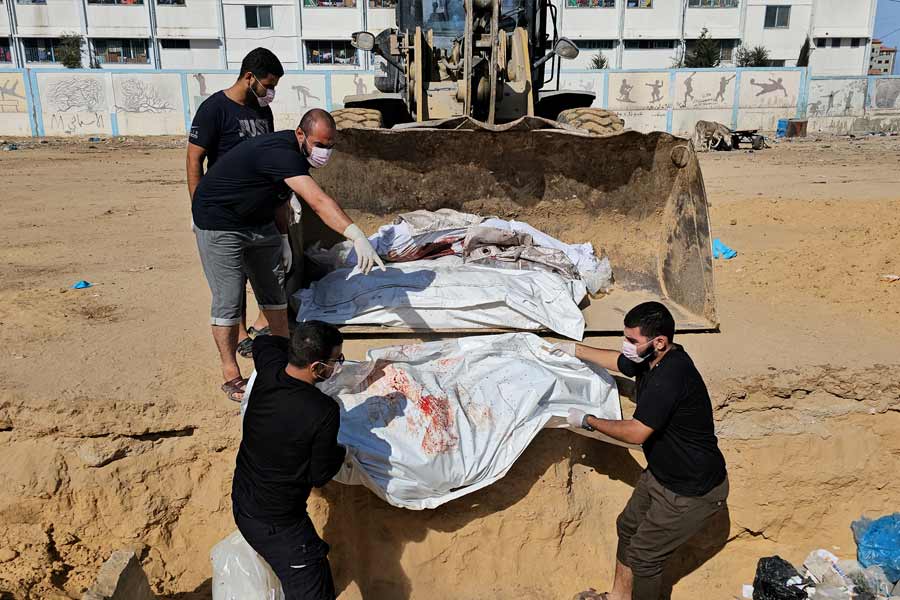 ইজ়রায়েল, হামাসের দ্বন্দ্বে পশ্চিম এশিয়ায় যুদ্ধের ঘনঘটা। অহরহ বোমা, গুলি, ক্ষেপণাস্ত্রের শব্দে সেখানে কান পাতা দায়। গাজ়া শহরে দীর্ঘ থেকে দীর্ঘতর হচ্ছে মৃত্যুমিছিল।