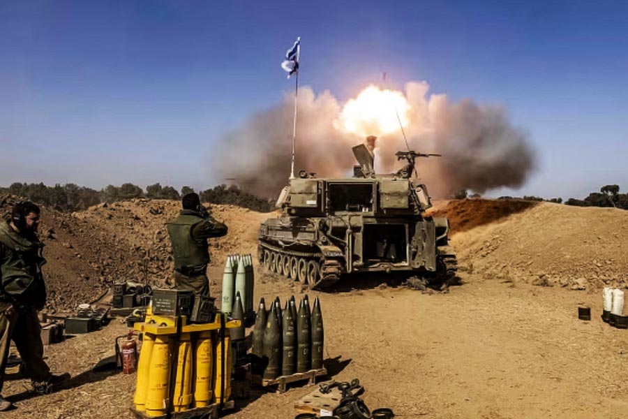 পশ্চিম এশিয়ার এই যুদ্ধ এক মাসের বেশি সময় ধরে চলছে। গত ৭ অক্টোবর ইজ়রায়েলের ভূখণ্ডে ঢুকে হামাস হামলা চালালে প্রত্যাঘাত করে ইজ়রায়েল। প্যালেস্টাইনের সশস্ত্র বাহিনীর বিরুদ্ধে যুদ্ধ ঘোষণা করে তারা।