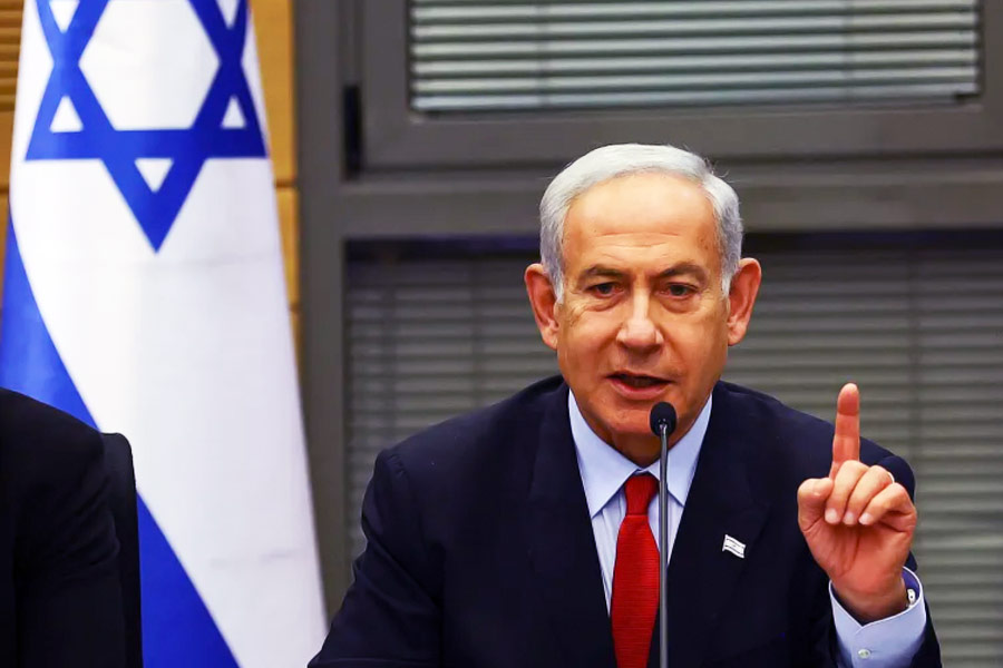 ইজ়রায়েলের হামলায় গাজ়ায় এখনও পর্যন্ত ১১ হাজারের বেশি মানুষের মৃত্যু হয়েছে। রাষ্ট্রপুঞ্জ গাজ়ায় যুদ্ধবিরতির আর্জি জানালেও তাতে কর্ণপাত করেননি ইজ়রায়েলের প্রধানমন্ত্রী বেঞ্জামিন নেতানিয়াহু। তিনি জানিয়েছেন, প্যালেস্টাইন থেকে হামাসকে সম্পূর্ণ নিশ্চিহ্ন না করা পর্যন্ত যুদ্ধ চলবে।