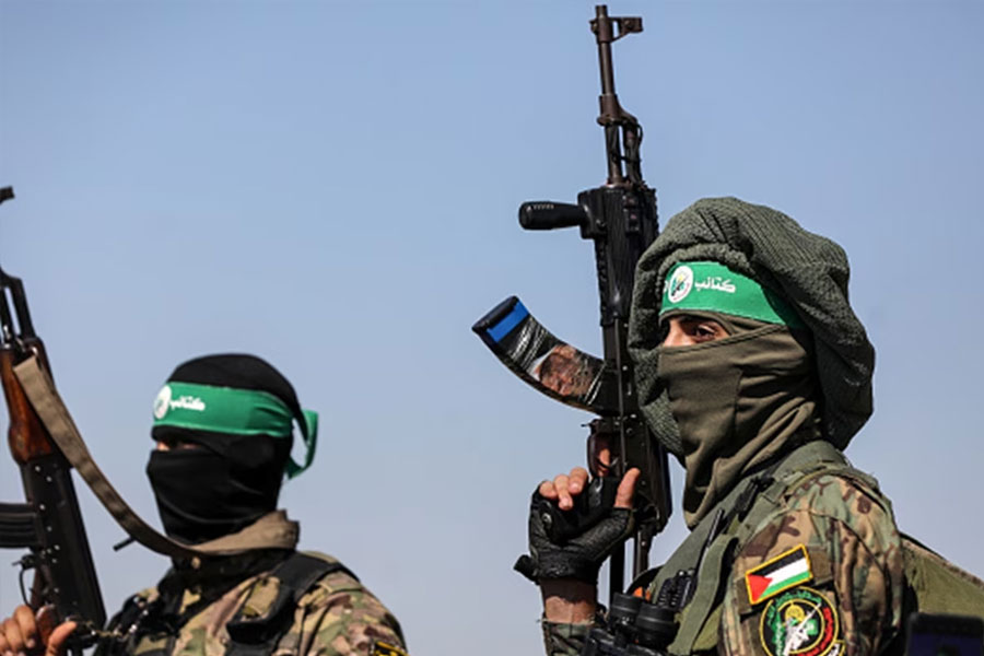 প্যালেস্টাইনের সশস্ত্র গোষ্ঠী হামাস। তারা সরকার-স্বীকৃত নয়। প্যালেস্টাইনে সরকারি ভাবে কোনও সেনাবাহিনীই নেই। হামাসের দাবি, দেশকে বাঁচাতে হাতে অস্ত্র তুলে নিয়েছে তারা।