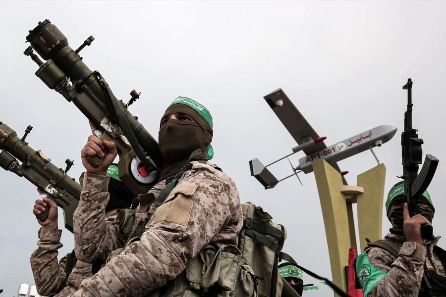 প্যালেস্টাইন লিবারেশন অরগানাইজেশন বা পিএলও-র অধীনে অতীতে ছিল প্যালেস্টাইন লিবারেশন আর্মি বা পিএলএ। তারাই ছিল দেশের সামরিক বাহিনী। কিন্তু তা ভেঙে দেওয়া হয়।