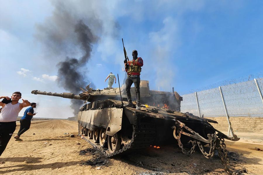 ২০০৬ সালে প্যালেস্টাইনের নির্বাচনে জয়লাভ করে হামাস। তারা ক্ষমতায় আসার পর তাদের নিজস্ব সরকারি বাহিনী গড়ে তুলেছিল। যার নাম দেওয়া হয়েছিল এগ্‌জ়িকিউটিভ ফোর্স। পরে হামাস ক্ষমতাচ্যুত হলে এই বাহিনী ভেঙে যায়।