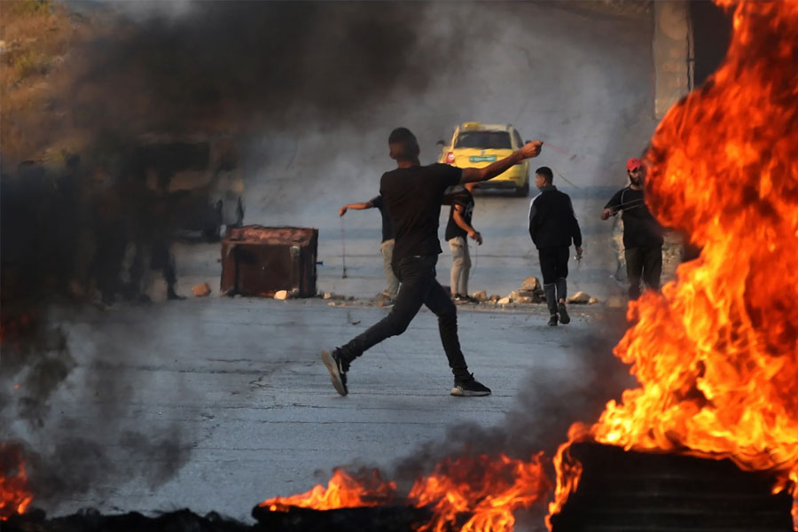 প্যালেস্টাইনে সক্রিয় একটি সশস্ত্র বাহিনীর নাম ইজ-আদ-দিন-আল-কাসাম ব্রিগেড। এটি মূলত হামাসের সামরিক শাখা। ১৯৯০ সালে এই বাহিনী গড়ে তোলা হয়েছিল। হামাসের শক্তির অন্যতম উৎস এই বাহিনী।