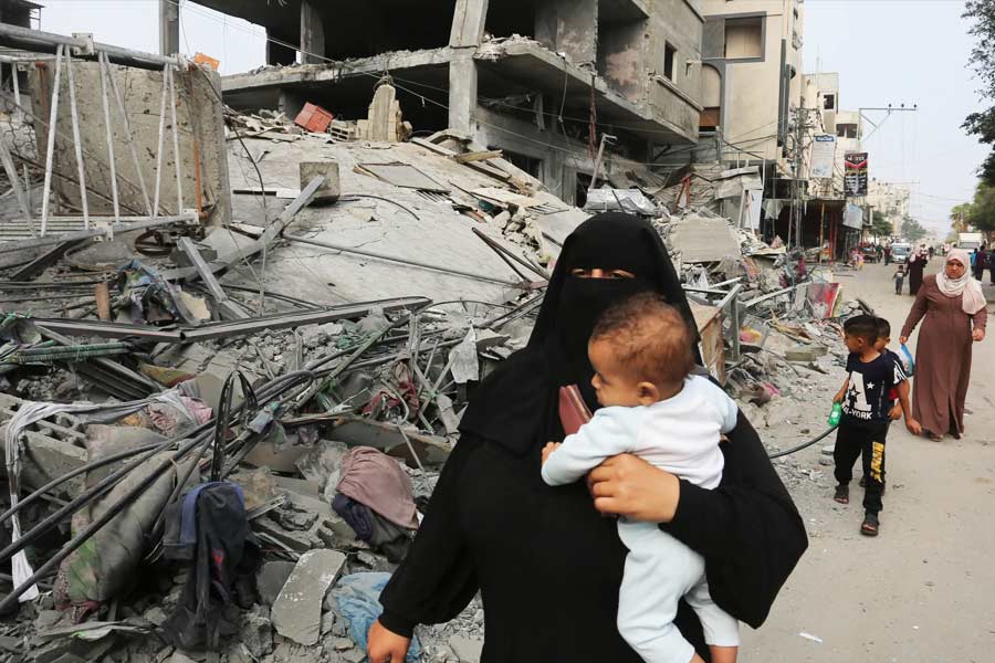 হামাসকে অর্থনৈতিক দিক থেকে সাহায্য করে ইরান। হামাসের কাছে তারা অস্ত্রশস্ত্র সরবরাহ করে বলেও শোনা যায়। এ ছাড়া, ইজ়রায়েলের অভিযোগ, চিন এবং উত্তর কোরিয়া থেকে অস্ত্র সংগ্রহ করে হামাস।