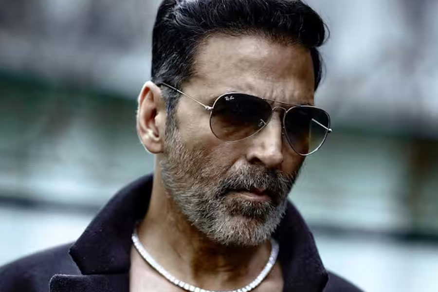 বলিপাড়া সূত্রে খবর, মার্শাল আর্টসের প্রশিক্ষণ নিতে ব্যাঙ্ককে গিয়েছিলেন বলি অভিনেতা অক্ষয় কুমার। সেখানে ‘ব্ল্যাক বেল্ট’ও পান তিনি। ব্যাঙ্ককে থাকাকালীন সেখানকার হোটেলে কাজ করতেন অক্ষয়।