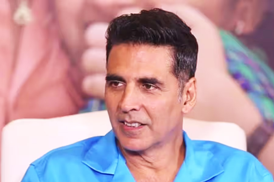 এক পুরনো সাক্ষাৎকারে অক্ষয় জানিয়েছিলেন, ব্যাঙ্ককের কোনও হোটেলে খাবার সরবরাহকারী আবার কোনও হোটেলে শেফ হিসাবেও কাজ করেছিলেন তিনি।