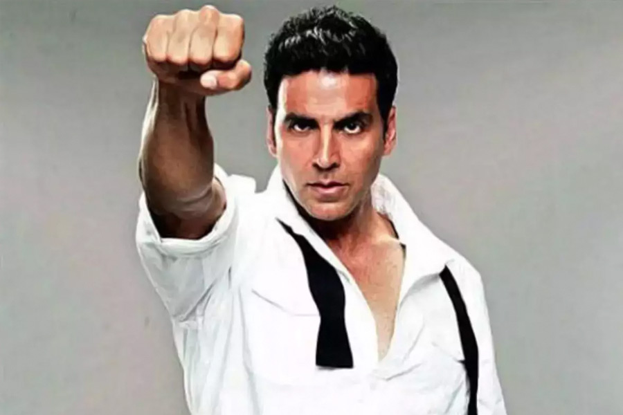 বলিপাড়া সূত্রে খবর, ব্যাঙ্কক থেকে দেশে ফিরে এসে মার্শাল আর্টসের প্রশিক্ষণ দেওয়া শুরু করেন অক্ষয়। সেখানে তাঁর এক ছাত্র একটি ছোটখাটো সংস্থার তরফে মডেলিংয়ের প্রস্তাব দেন অক্ষয়কে। তার পর মডেলিং থেকে অভিনয়ে যাত্রাশুরু হয় বলিউডের ‘খিলাড়ি’র।