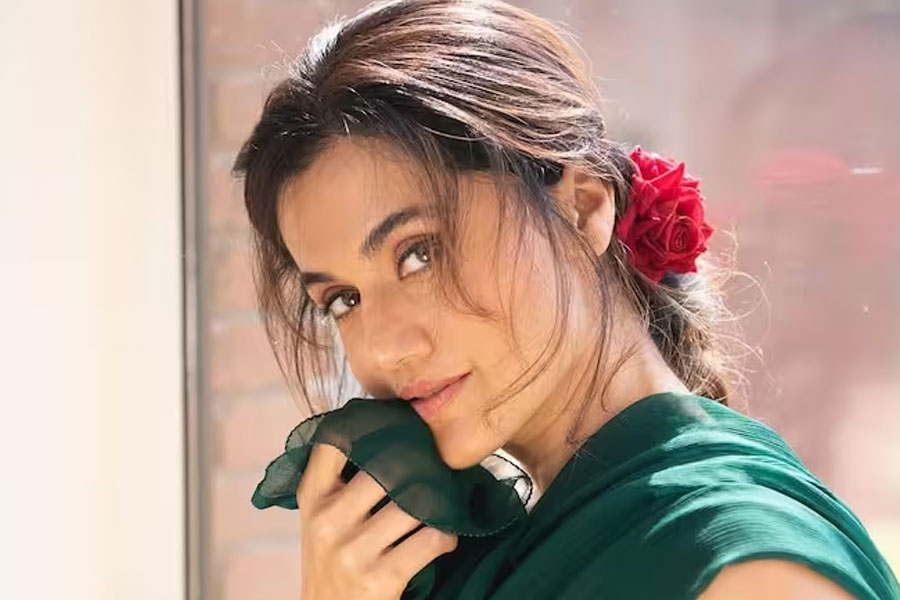 বলিপাড়া সূত্রে খবর, চাকরির সূত্রে আইফোনের জন্য একটি অ্যাপ বানিয়েছিলেন তাপসী। চাকরি করাকালীন মডেলিংজগতের সঙ্গে যুক্ত হন তিনি। তার পর নিজের পরিচিতি ধীরে ধীরে গড়ে উঠলে চাকরি ছেড়ে প্রথমে মডেলিং এবং তার পর অভিনয়ে নামেন তাপসী।