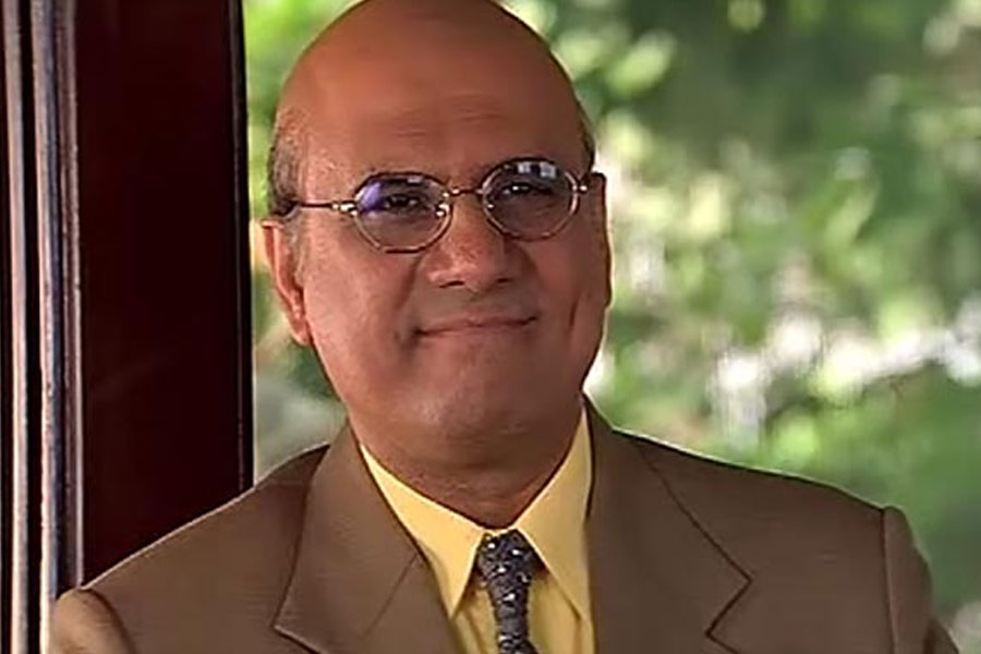 ২০০৩ সালে ‘মুন্নাভাই এমবিবিএস’ ছবির মাধ্যমে বলিপাড়ায় আত্মপ্রকাশ করেন বোমান ইরানি। তার আগে অবশ্য ‘ডরনা মানা হ্যায়’ ছবিতে ছোটখাটো চরিত্রে অভিনয়ের পাশাপাশি বিভিন্ন নামী সংস্থার বিজ্ঞাপন এবং থিয়েটারে অভিনয় করেছিলেন বোমান।