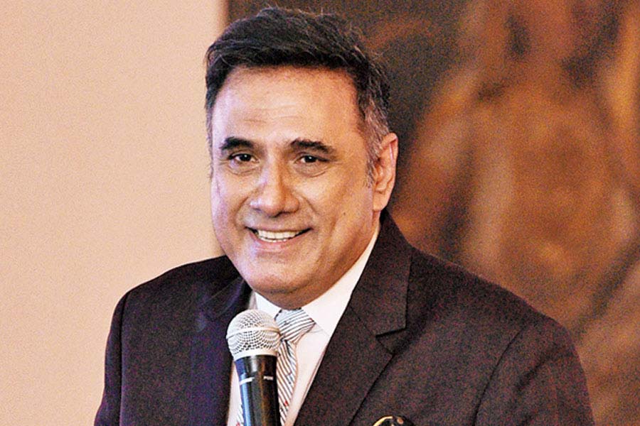 বলিপাড়া সূত্রে খবর, অভিনয়ে নামার আগে মায়ের বেকারির দোকানে বসতেন বোমান। সেখানে চা এবং আলুর চিপ্‌স বিক্রি করতেন তিনি। ৩২ বছর বয়স পর্যন্ত দোকানে বসার পর মুম্বইয়ের একটি বিলাসবহুল হোটেলে চাকরি পান বোমান।