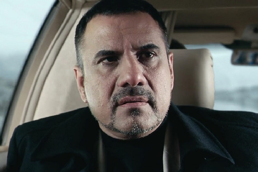 হোটেলে কাজ করে যে পরিমাণ বা়ড়তি টাকা (টিপ‌ সস) পেতেন তা জমিয়ে একটি ক্যামেরা কিনেছিলেন বোমান। বলিপাড়া সূত্রে খবর, স্কুলস্তরের ফুটবল ম্যাচ থেকে শুরু করে ক্রিকেট ম্যাচে গিয়ে ছবি তুলতেন তিনি। সেই ছবিগুলি বিক্রি করে উপরি রোজগার হত তাঁর।