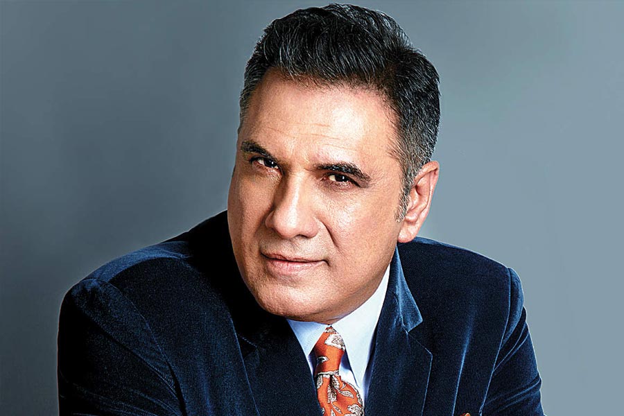 ফোটোগ্রাফির নেশা পেয়ে বসেছিল বোমানকে। নামী আলোকচিত্রশিল্পীর সহকারী হিসাবে কাজও করেছিলেন কিছু দিন। তার পর জাতীয় থেকে আন্তর্জাতিক স্তরের খেলার ছবি তুলতে শুরু করেন তিনি। ফোটোগ্রাফি ছেড়ে থিয়েটার এবং থিয়েটার ছেড়ে পরে অভিনয়ে নামেন বোমান।