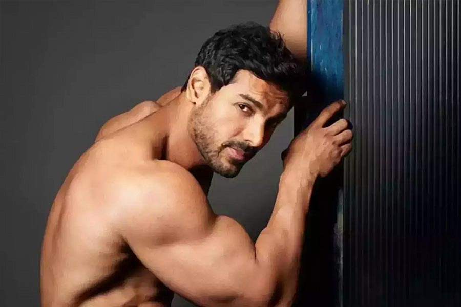 মডেলিংজগতে জনপ্রিয় হয়ে ওঠার পর অভিনয়জগতে পা রাখেন বলি অভিনেতা জন আব্রাহম। অভিনয়ে নামার আগে একটি বিজ্ঞাপনী সংস্থায় কর্মরত ছিলেন জন।