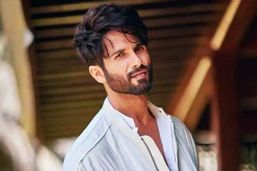 বলিপাড়া সূত্রে খবর, অভিনেতা হিসাবে কেরিয়ার শুরুর আগে একটি বিজ্ঞাপনী সংস্থায় ‘কপিরাইটার’-এর পদে কর্মরত ছিলেন বলি অভিনেতা রণবীর সিংহ।