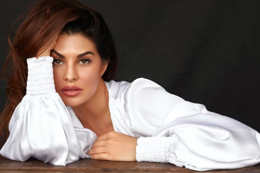 বলিপাড়া সূত্রে খবর, অভিনেত্রী জ্যাকলিন ফার্নান্ডেজ হিন্দি ফিল্মজগতে নামার আগে শ্রীলঙ্কার একটি চ্যানেলের হয়ে সাংবাদিকতা করতেন।