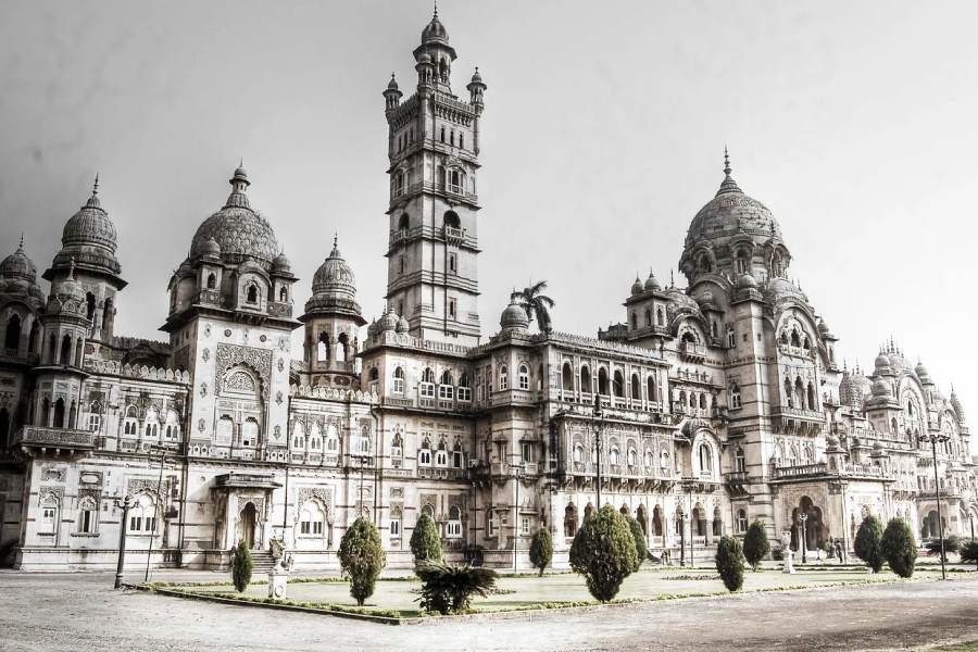This is the world largest residence which is housed in india and have a bengal connection too