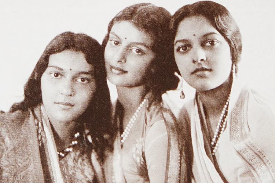 This is the world largest residence which is housed in india and have a bengal connection too