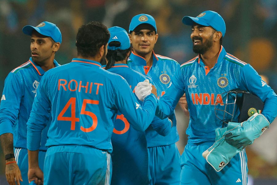 গত আট ম্যাচের আটটিতেই জিতে ক্রিকেট বিশ্বকাপের সেমিফাইনালে আগেই জায়গা করে নিয়েছে ভারত। রবিবারের ম্যাচটা ছিল নিছকই নিয়মরক্ষার। এই ম্যাচের প্রতিপক্ষ নেদারল্যান্ডস হলেও দ্রাবিড়বাহিনীর নজরে ছিল নিউ জ়িল্যান্ড। তারাই সেমিফাইনালে ভারতের প্রতিপক্ষ।