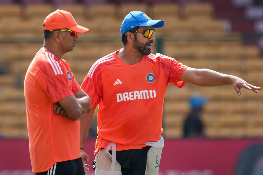 নেদারল্যান্ডস ম্যাচে ভারত যাবতীয় অঙ্ক কষেছে উইলিয়ামসনদের কেন্দ্র করেই। সেই কারণে রবিবার সেরা এগারোই নেমেছে মাঠে। সেমিফাইনালের আগে দলের ছন্দটা কোনও ভাবেই নষ্ট করতে চায় না তারা। শনিবারই সাংবাদিক বৈঠকে এসে সে কথা স্পষ্ট জানিয়ে দিয়েছিলেন কোচ রাহুল দ্রাবিড়।