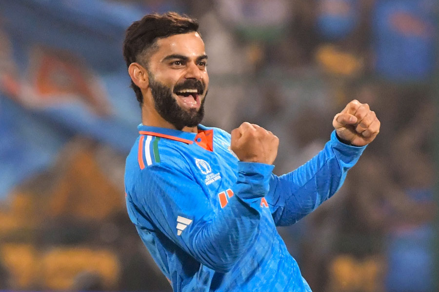 নেদারল্যান্ডসের বিরুদ্ধে প্রথমে ব্যাট করতে নেমে আগের ম্যাচগুলির মতোই দাপট দেখালেন বিরাট কোহলিরা। স্কট এডওয়ার্ড (নেদারল্যান্ডসের অধিনায়ক)-দের সামনে তাঁরা ৪১১ রানের লক্ষ্য রাখেন। সেই রান তাড়া করতে নেমে ২৫০ রানেই গুটিয়ে যায় কমলাবাহিনী। 