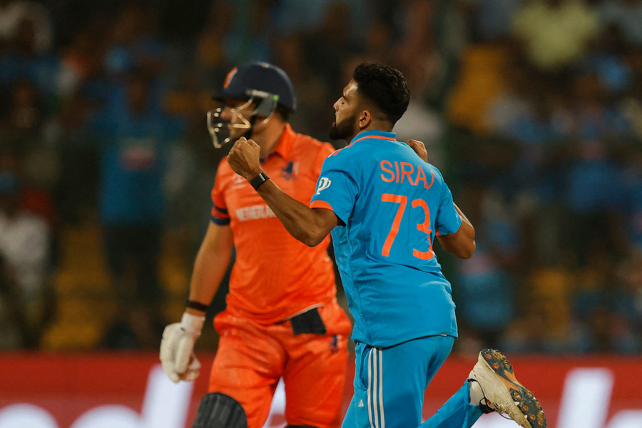 জবাবে ব্যাট করতে নেমে শুরুতেই ওয়েসলি বারেসির উইকেট হারায় নেদারল্যান্ডস। তাঁকে আউট করেন মহম্মদ সিরাজ। কিন্তু দ্বিতীয় উইকেটে ভাল জুটি বাঁধেন ম্যাক্স ও’ডয়েড ও কলিন একারম্যান। পেসারদের বিরুদ্ধে ভাল খেলছিলেন তাঁরা। ফলে তাড়াতাড়ি স্পিনারদের বলে আনেন রোহিত। কুলদীপ ফেরান একারম্যানকে। ও’ডয়েডের উইকেট নেন রবীন্দ্র জাডেজা। মাঝের ওভারে কোহলির হাতে বল তুলে দেন রোহিত। নেদারল্যান্ডসের অধিনায়ক স্কট এডওয়ার্ডসকে ফেরান তিনি। উইকেট নিয়ে নিজেই অবাক হয়ে যান কোহলি। সতীর্থেরাও হাসতে থাকেন।