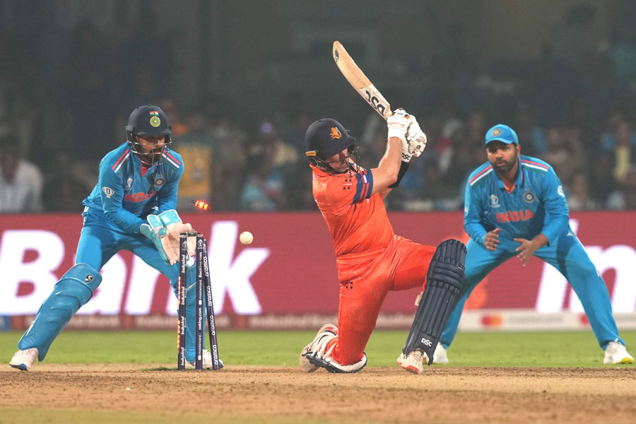 পয়েন্ট তালিকায় নেদারল্যান্ডসের ঠাঁই সবচেয়ে নীচে। এই বিশ্বকাপের অন্যতম দাবিদার দক্ষিণ আফ্রিকাকে হারিয়ে নজর কাড়লেও আটটি ম্যাচ শেষে তাদের জায়গা ১০ নম্বরে। আগের দু’টি ম্যাচই হেরেছে তারা। এই ম্যাচে নেদারল্যান্ডসের লক্ষ্য ছিল— পয়েন্ট তালিকায় শীর্ষে থাকা ভারতের বিরুদ্ধে যাতে অন্তত সম্মানজনক বিদায় হয়। কিন্তু তা সম্ভব হল না। 