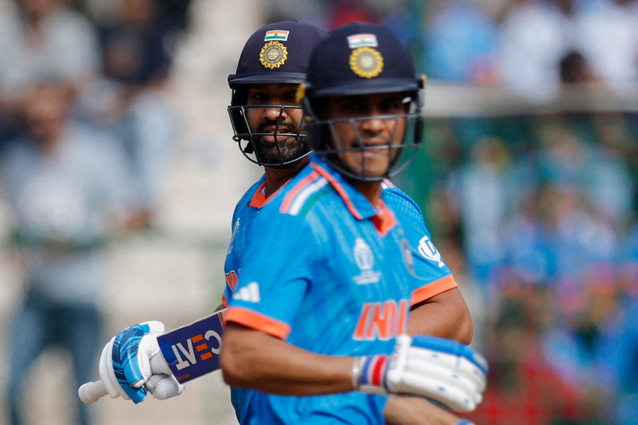 আগের ম্যাচগুলির মতো এই ম্যাচেও প্রথম বল থেকেই বিধ্বংসী ব্যাটিং শুরু করেন ওপেনার রোহিত শর্মা (ভারতের অধিনায়ক) এবং শুভমন গিল। প্রথম ১২ ওভারেই এই জুটি স্কোরবোর্ডে ১০০ রান তুলে দেন। 